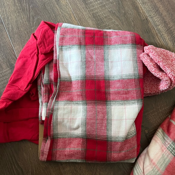 NWT Liz Claiborne ladies pajamas set w/ matching blanket and socks - Picture 3 of 3